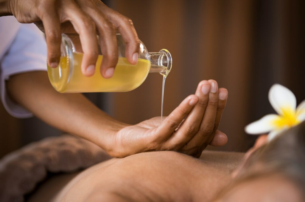 Tractaments i massatges terapèutics a Girona amb oli essencial.