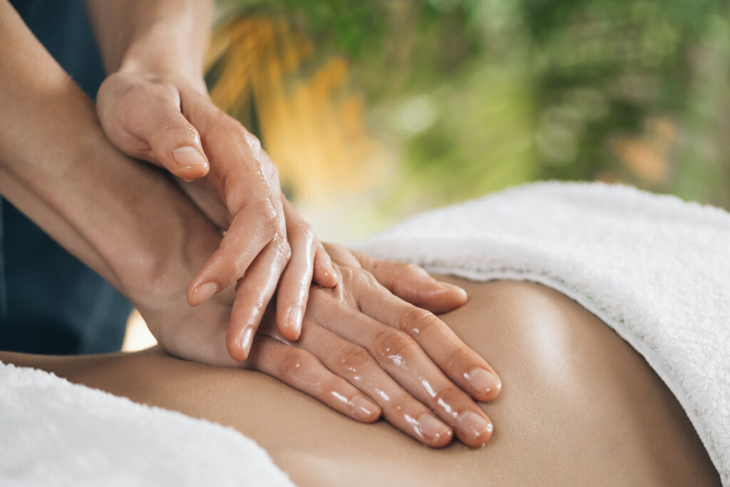 Tractaments i massatges terapèutics mans massatge californià a Girona