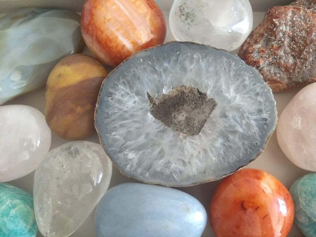 Massatge geotermal a Girona. Tractaments i massatges terapèutics peus Girona.